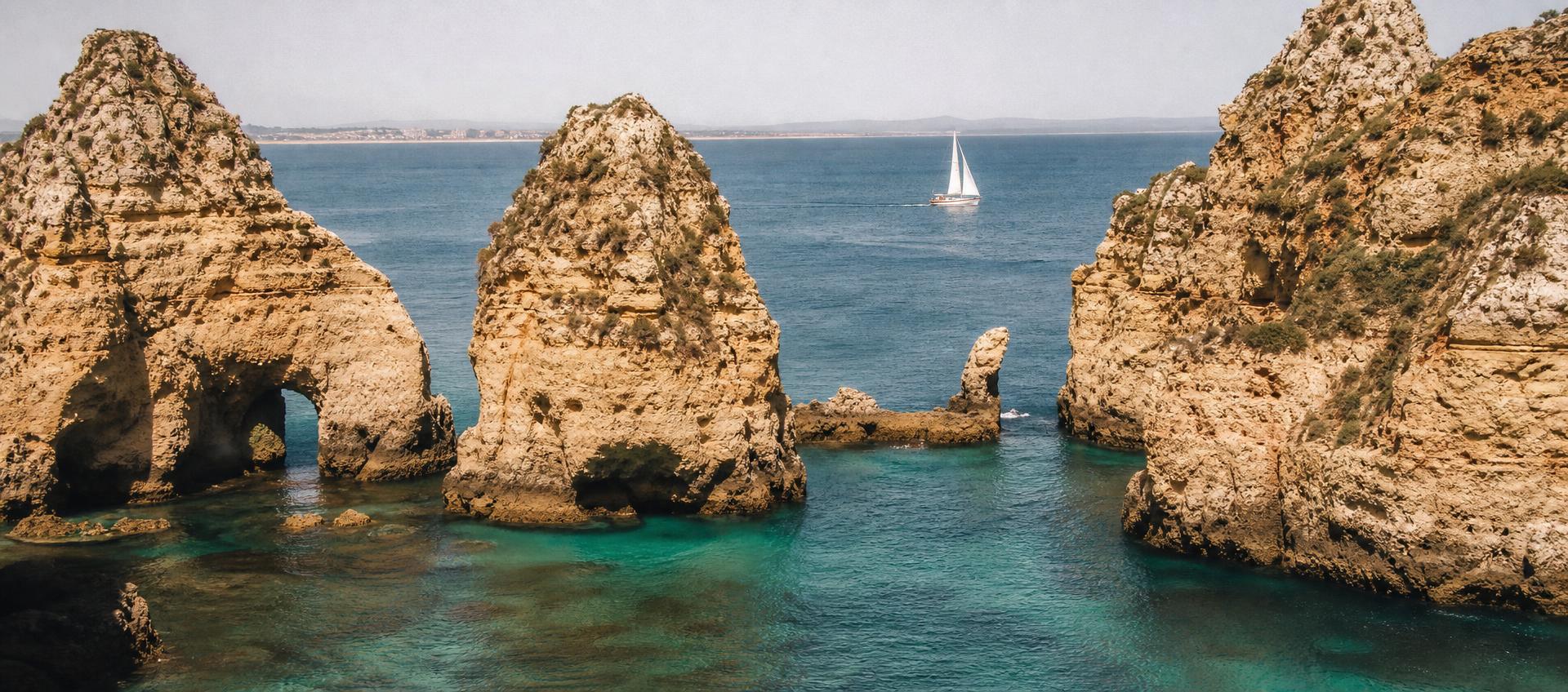 Ponta da Piedade, under sail